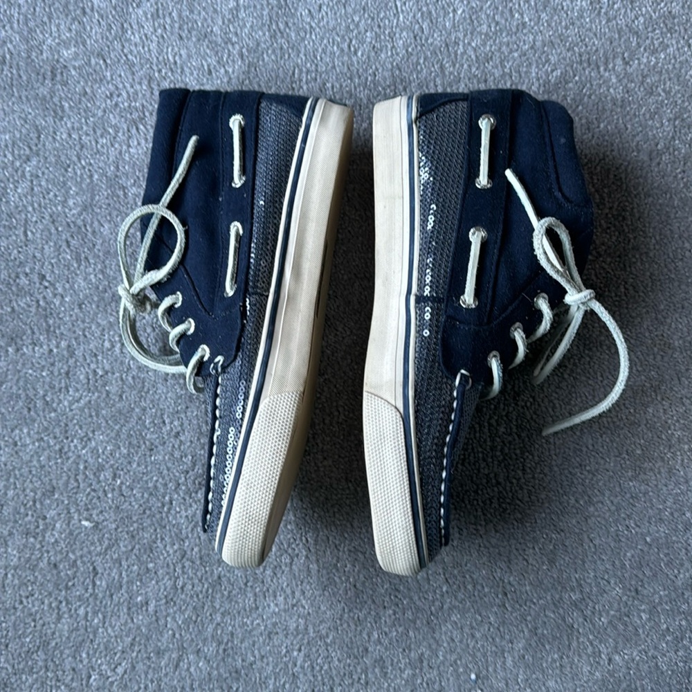 Women’s 7.5 high top sequin Sperry top-sider boat shoe navy blue sequins.